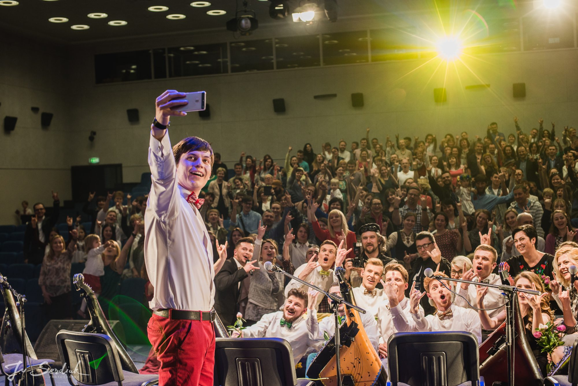 Як в Україні почали перекладати поезію жестовою мовою