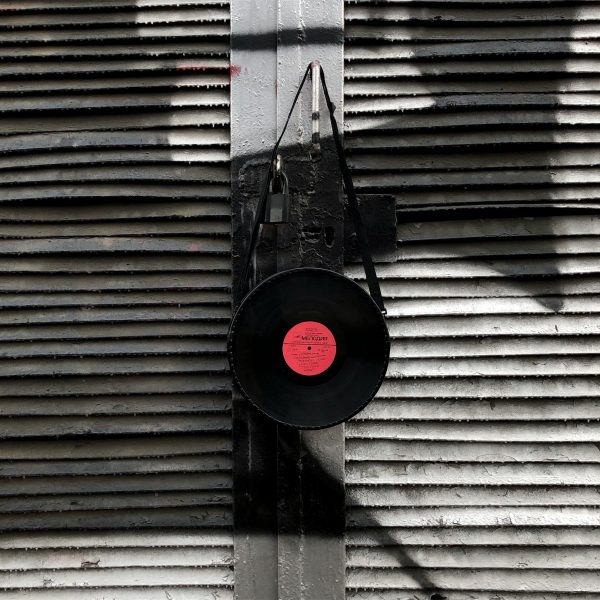 Как это – создавать сумки из виниловых пластинок