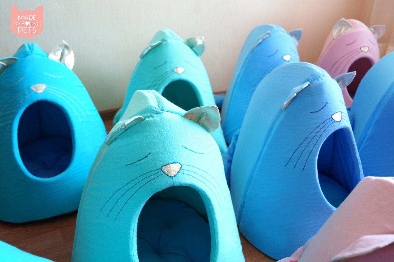 "Железный трон для животных". Как украинка покоряет владельцев собак и котов всего мира