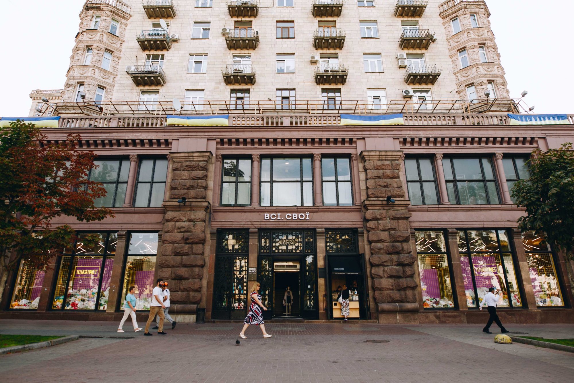 «До біса пакет!». Вітрини магазину Всі. Свої перетворились на смітник