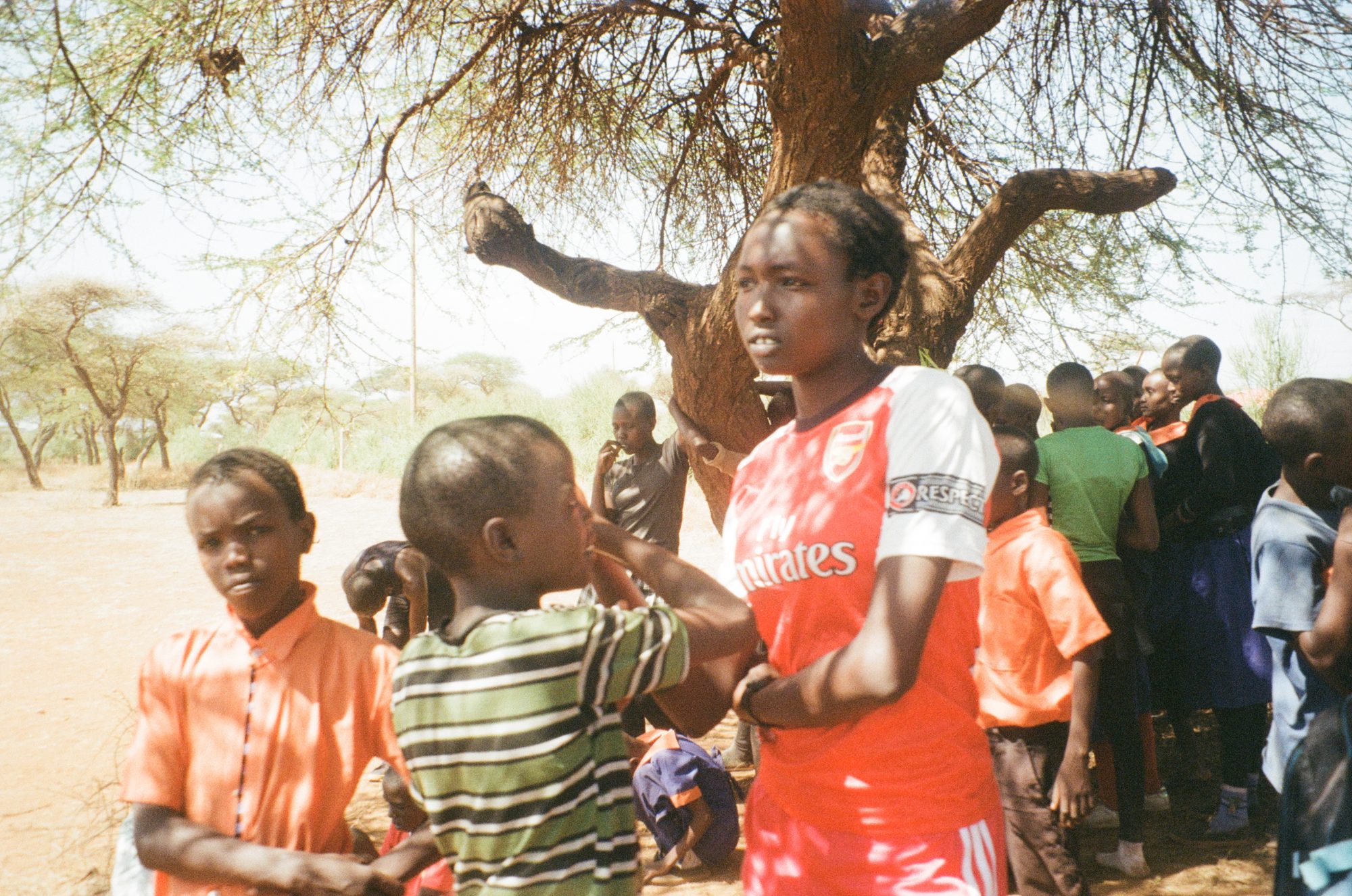 «Приедут мзунгу, привезут искусство». Как это - учить детей в африканской глуши