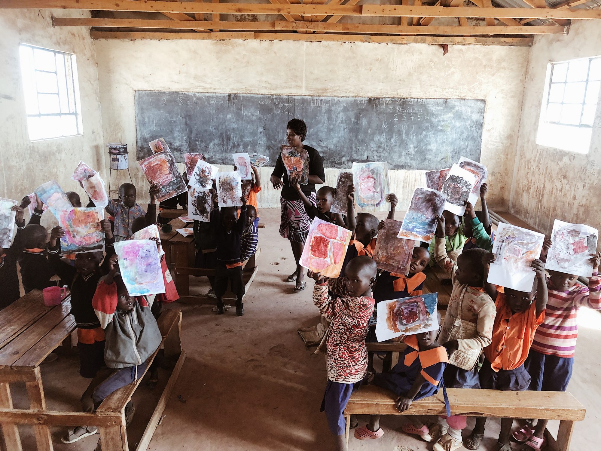 «Приедут мзунгу, привезут искусство». Как это - учить детей в африканской глуши