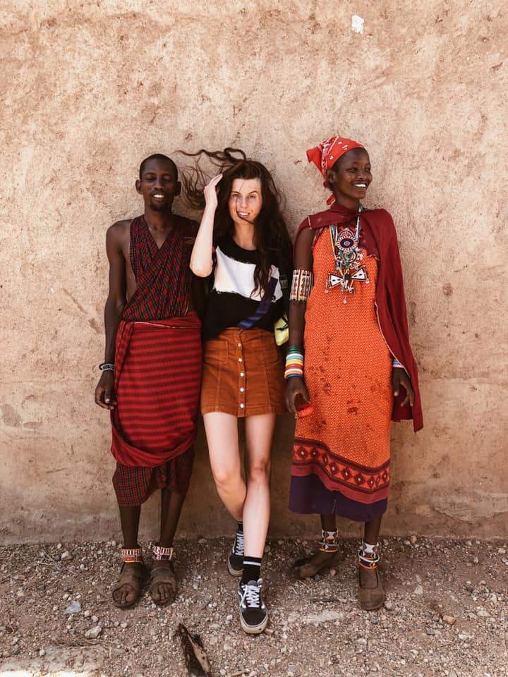 «Приедут мзунгу, привезут искусство». Как это - учить детей в африканской глуши