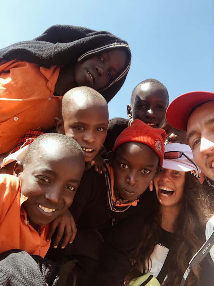 «Приедут мзунгу, привезут искусство». Как это - учить детей в африканской глуши