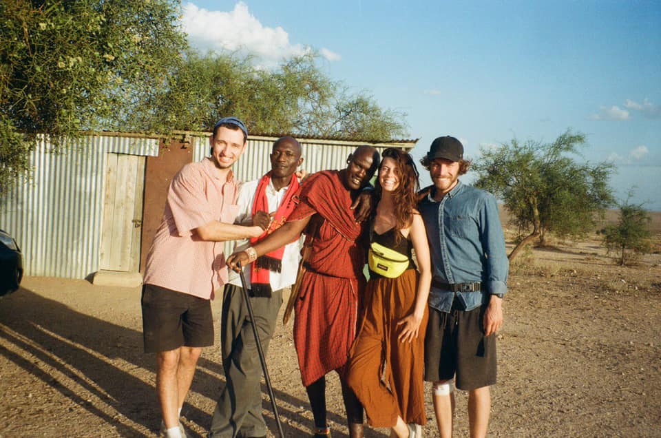 «Приедут мзунгу, привезут искусство». Как это - учить детей в африканской глуши