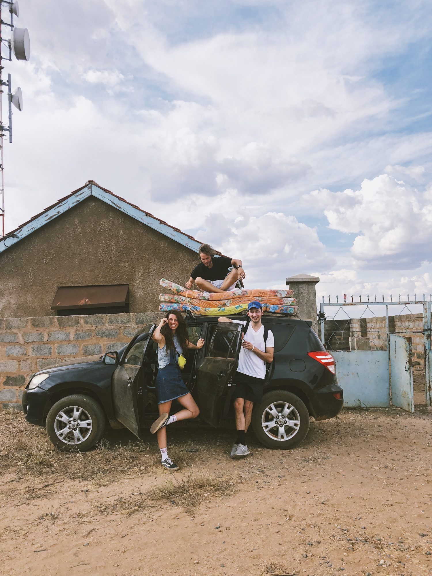 «Приедут мзунгу, привезут искусство». Как это - учить детей в африканской глуши