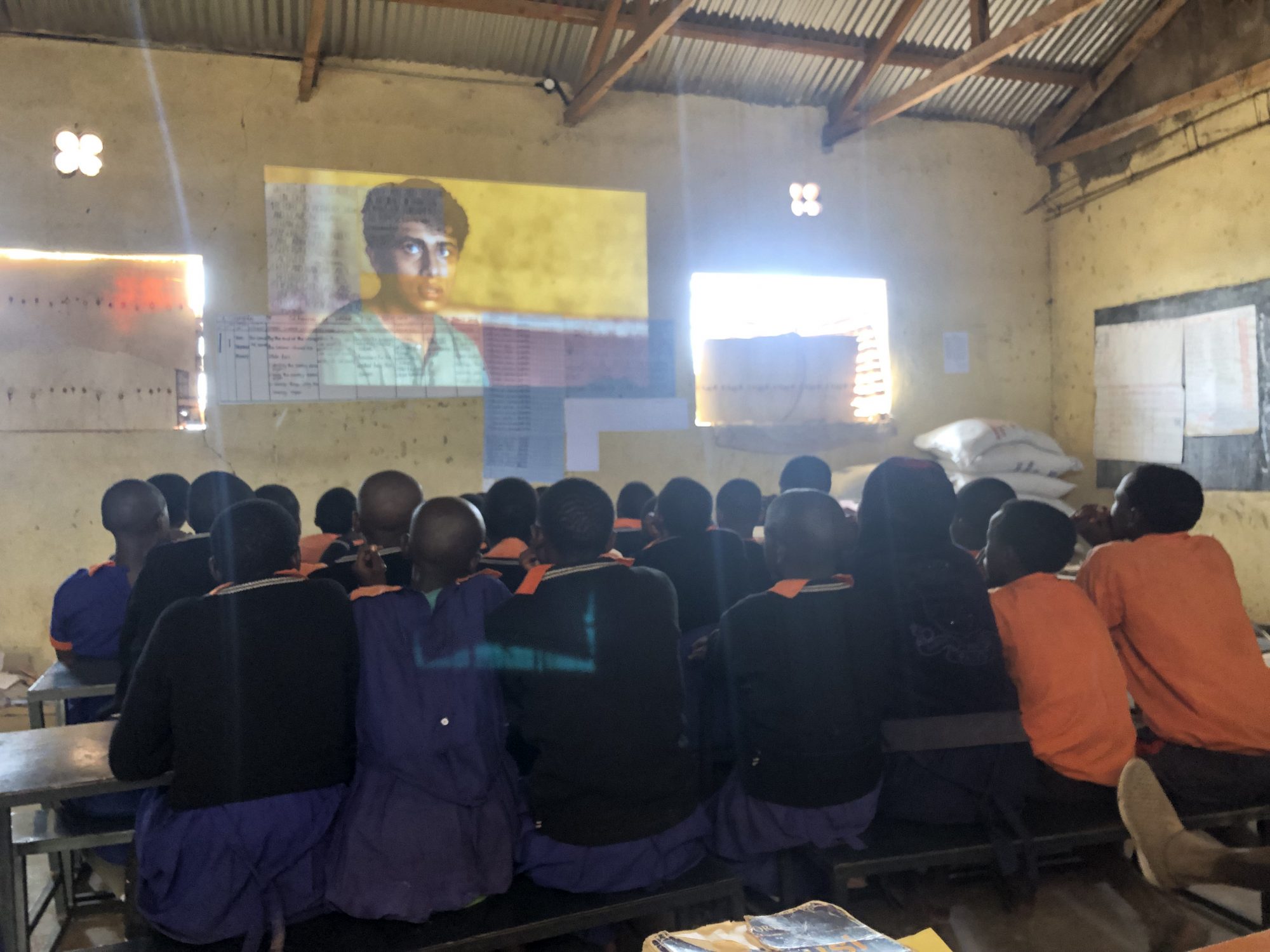 «Приедут мзунгу, привезут искусство». Как это - учить детей в африканской глуши