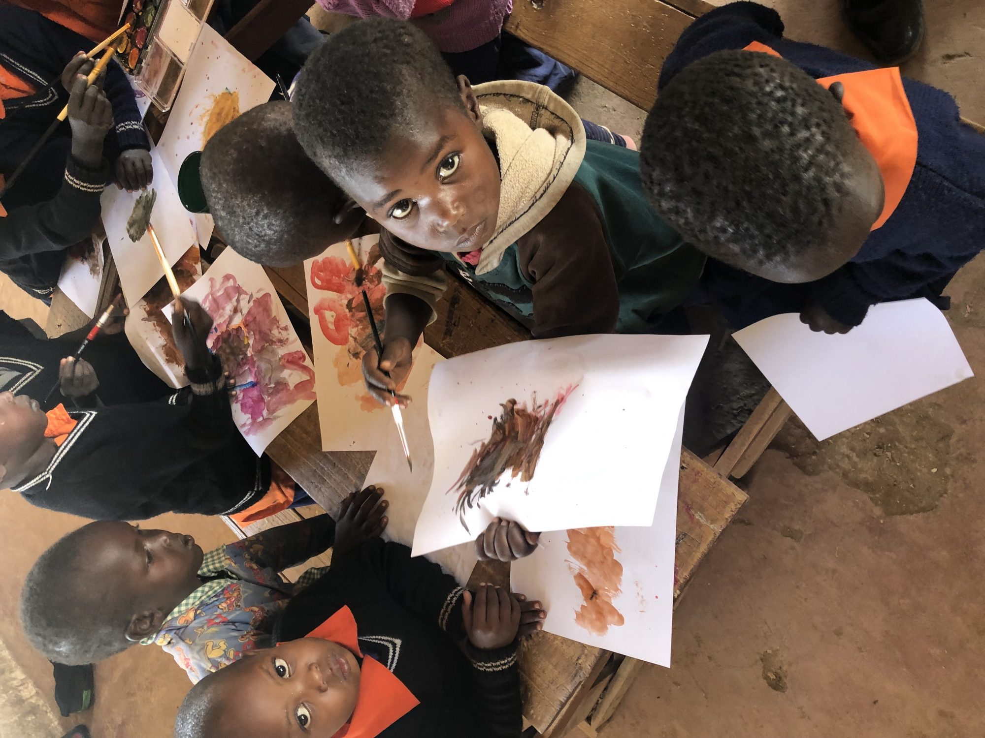 «Приедут мзунгу, привезут искусство». Как это - учить детей в африканской глуши