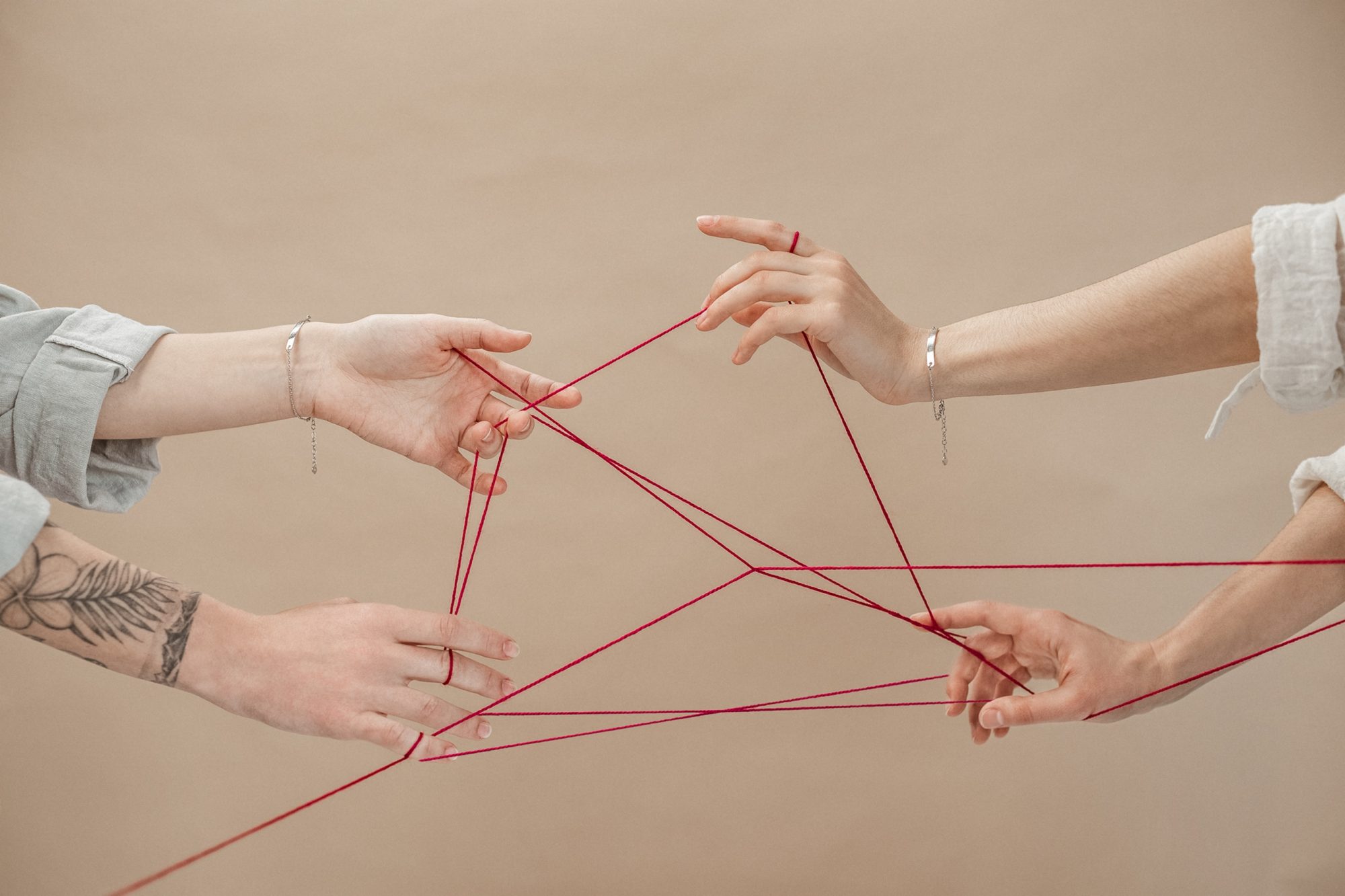 Ти не сама: браслети підтримки для жінок, які постраждали від домашнього насильства