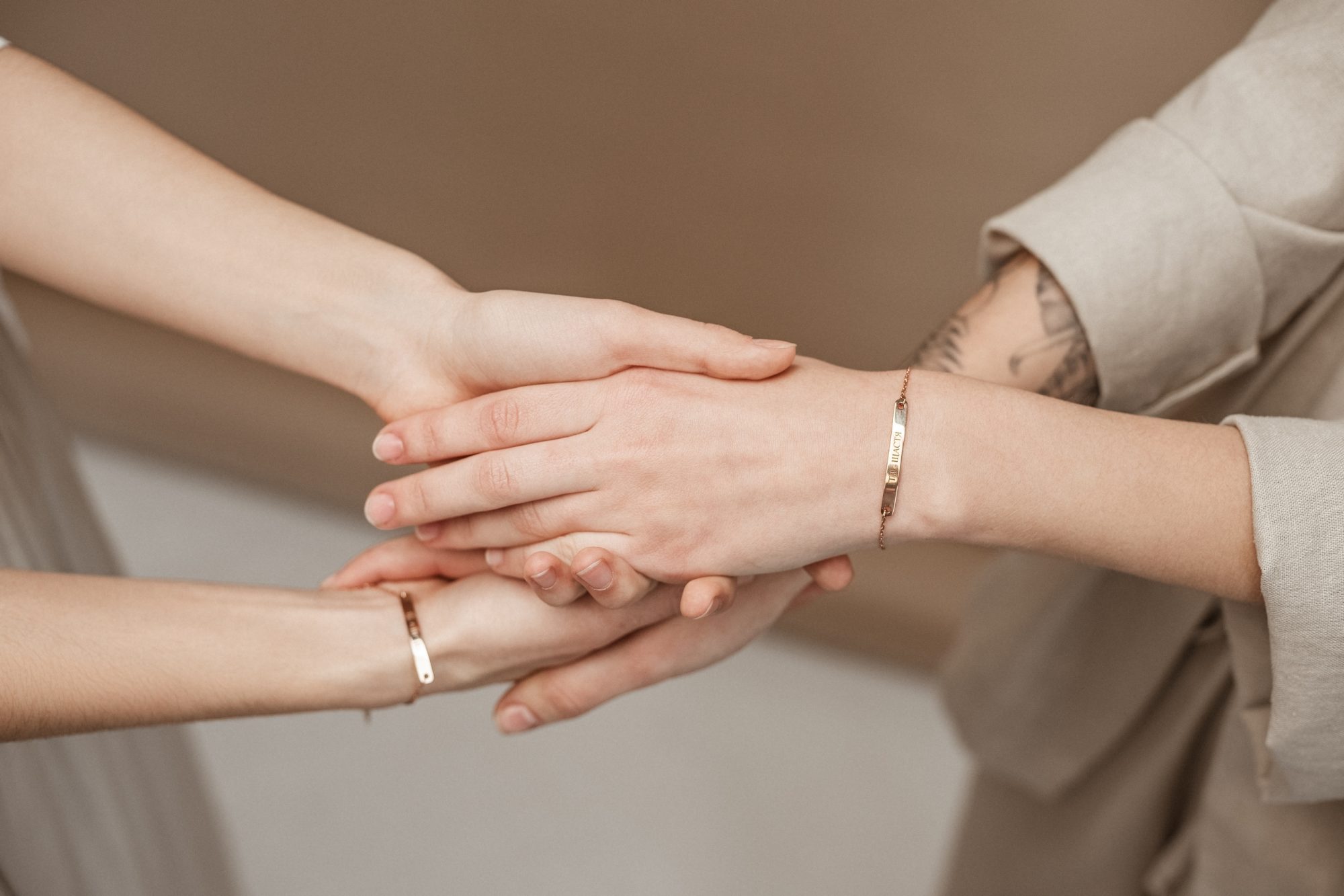 Ти не сама: браслети підтримки для жінок, які постраждали від домашнього насильства