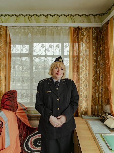 Фотокнига Ukrainian Railroad Ladies - про жінок, які працюють на залізничних переїздах