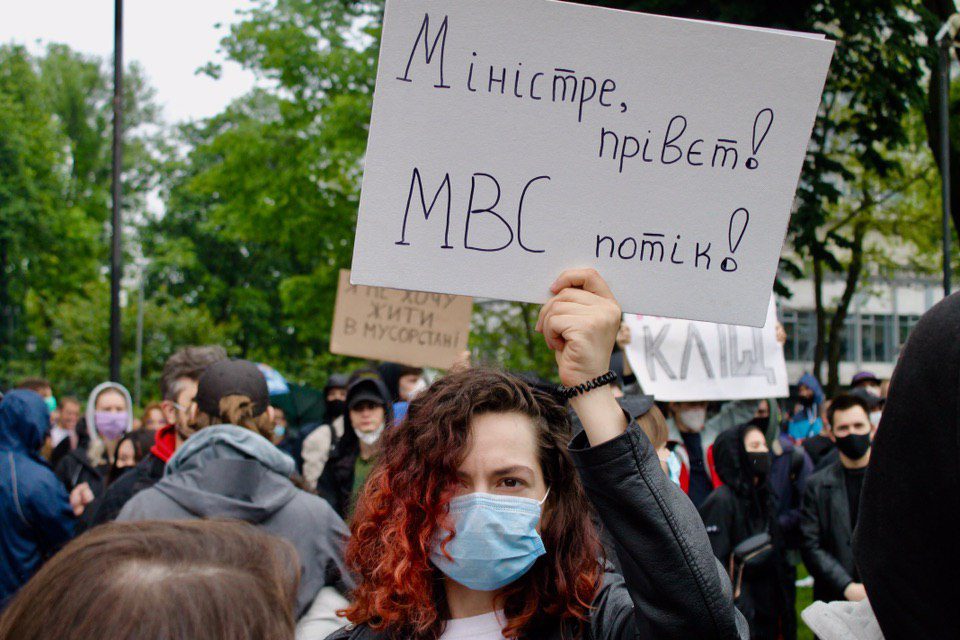 Кому дзвонити, коли ґвалтує поліція?