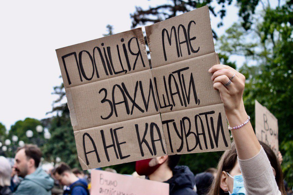 Кому дзвонити, коли ґвалтує поліція?