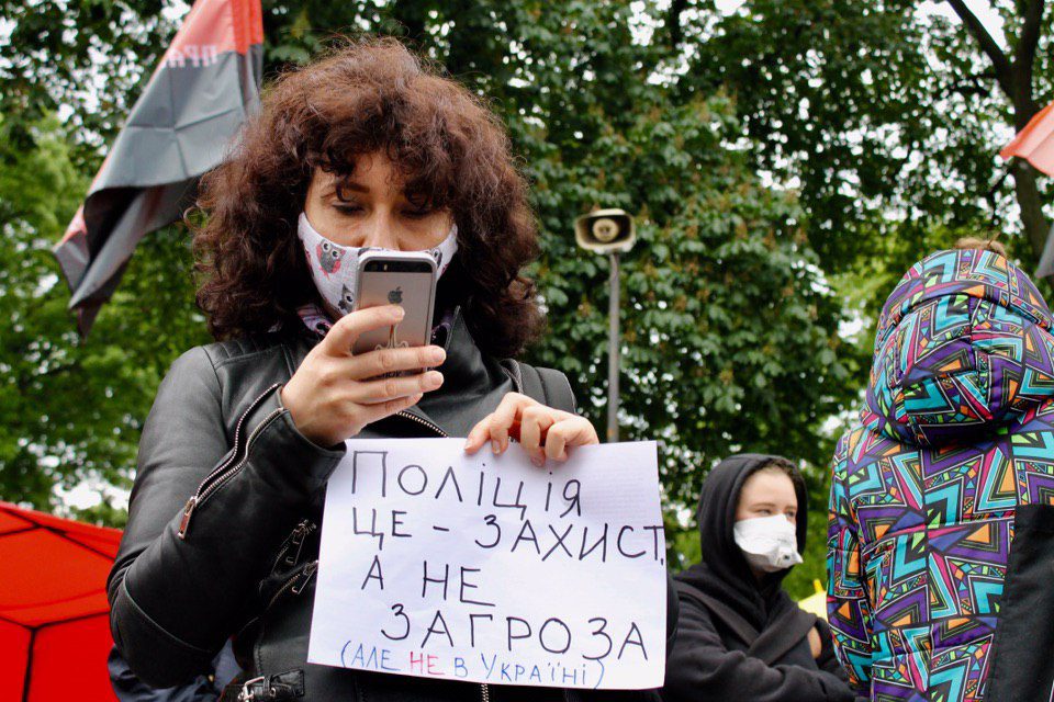 Кому дзвонити, коли ґвалтує поліція?