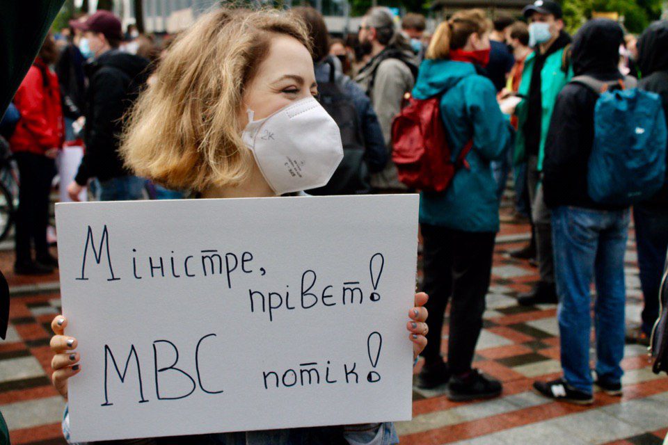 Кому дзвонити, коли ґвалтує поліція?