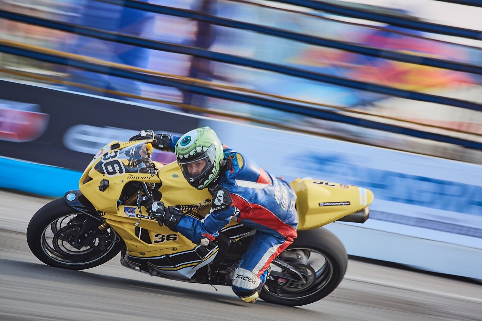 Моторні дівчата