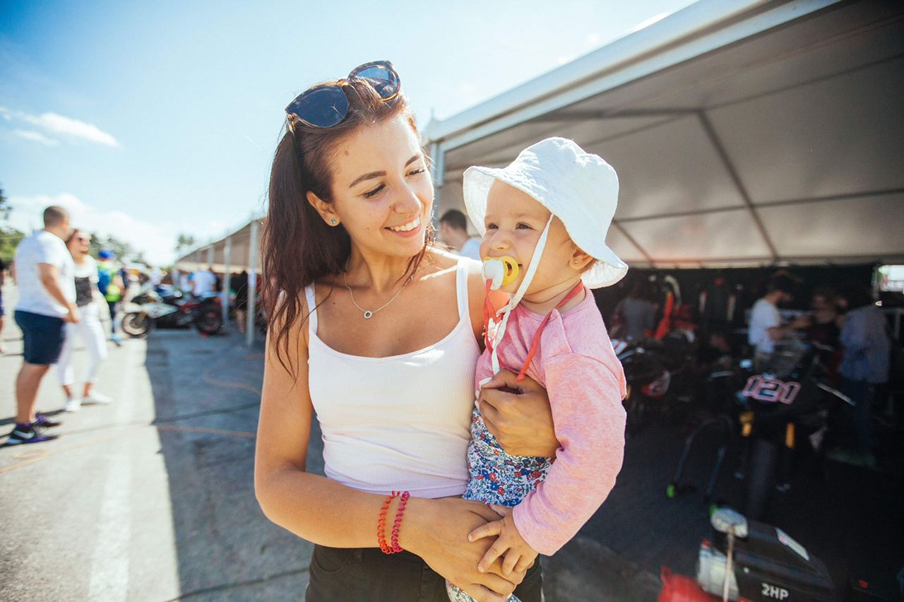 Моторні дівчата