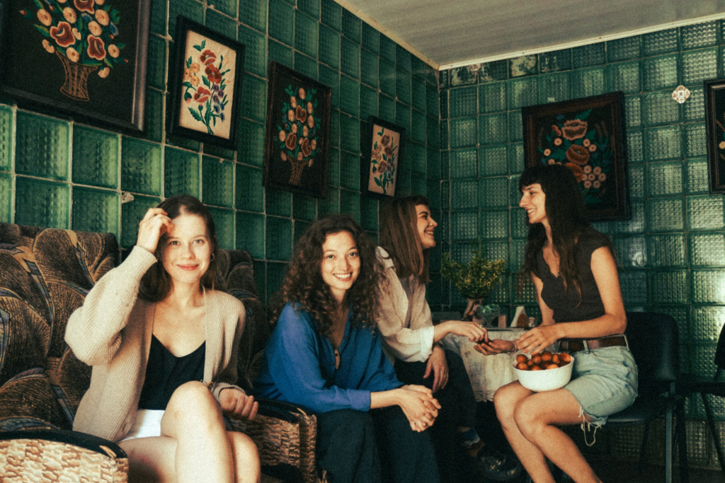 «Чи вважаю я міста України, з якими у мене немає зв’язку, своїм домом?» Як мистецька резиденція об’єднала художниць із різних регіонів країни