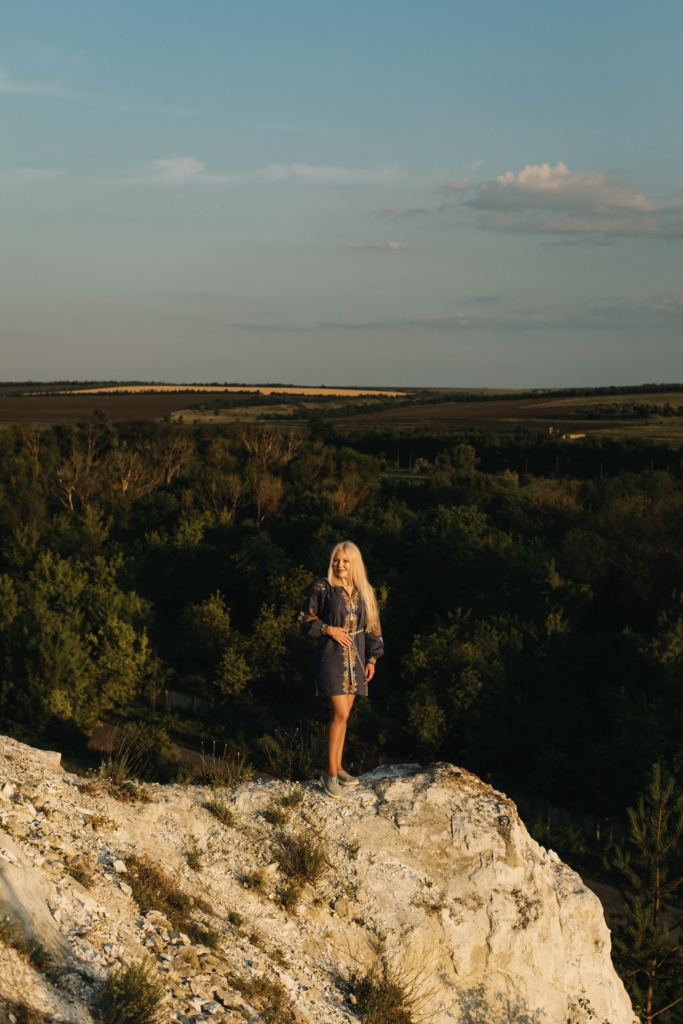 «‎Найбільше сумую за довгими прогулянками з собаками в лісі. Зараз ліси навколо заміновані». Історія зооволонтерки Наталії Тітомир