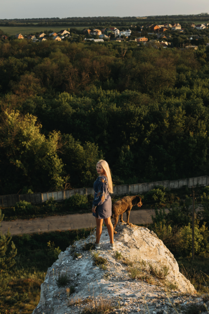 «‎Найбільше сумую за довгими прогулянками з собаками в лісі. Зараз ліси навколо заміновані». Історія зооволонтерки Наталії Тітомир