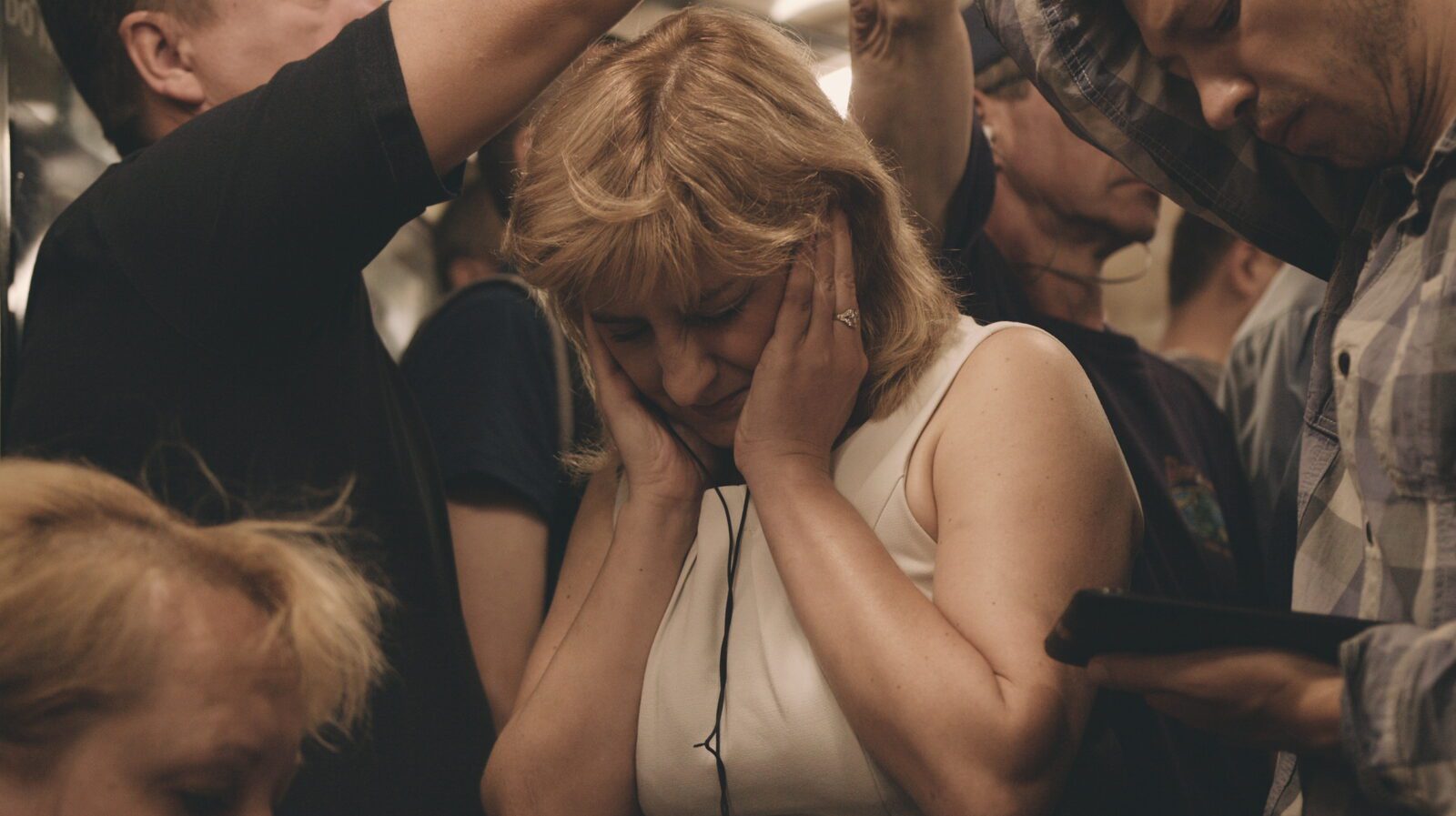 «Реальність постійно витанцьовувала і повертала, а ми з азартом прямували за нею». Аліна Горлова про зйомки документальних фільмів