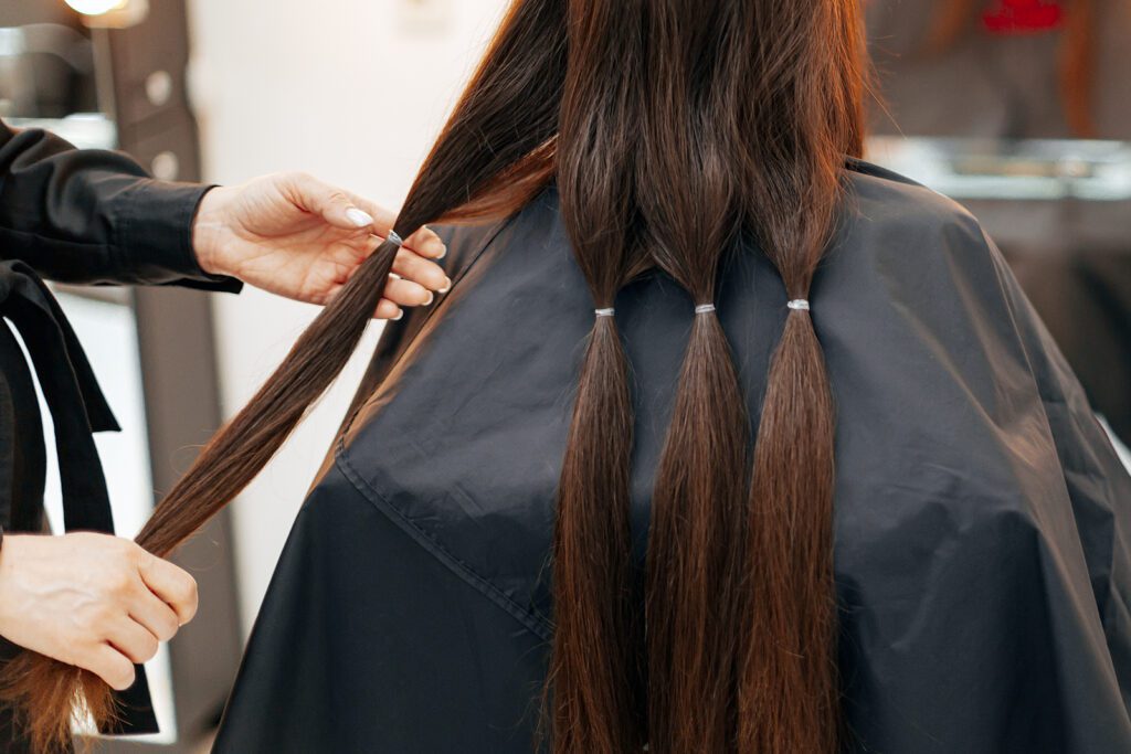 «Ні, не жалкую»: Як підстригти волосся та віддати його на благодійність