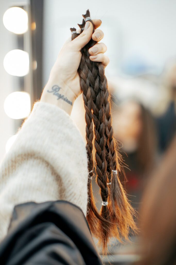 «Ні, не жалкую»: Як підстригти волосся та віддати його на благодійність