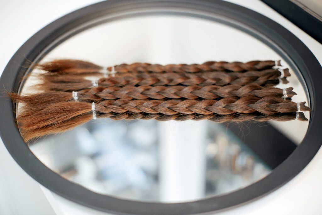 «Ні, не жалкую»: Як підстригти волосся та віддати його на благодійність