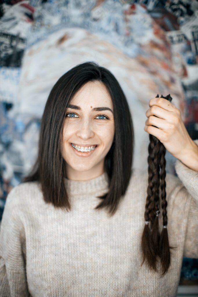 «Ні, не жалкую»: Як підстригти волосся та віддати його на благодійність