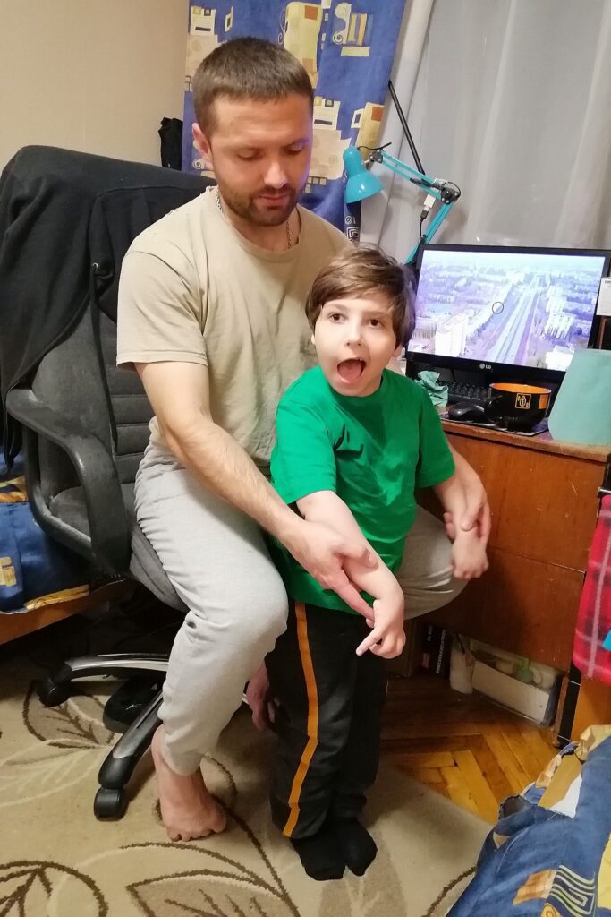 Життя в особливих умовах. Як мами дітей із інвалідністю намагаються заробити гроші