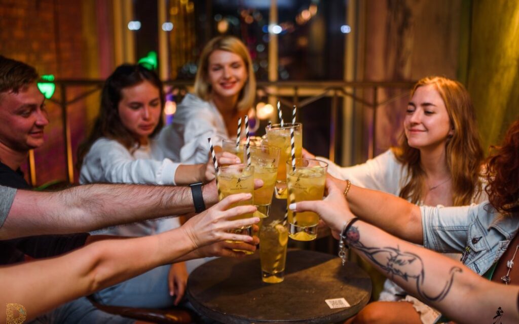 Шість варіантів для літнього відпочинку. Від яхти до даху