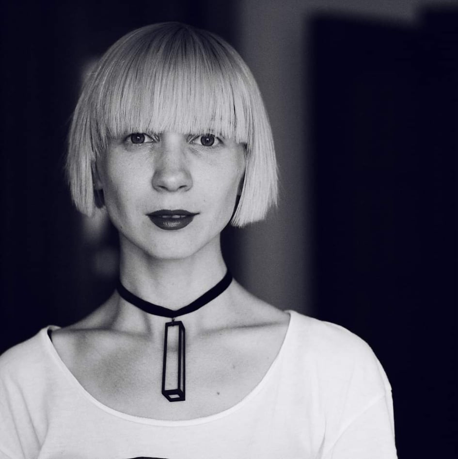 «Ця виставка про мене, про жінок та загалом людей, яким болить». Даша Кузнєцова про терапевтичну творчість