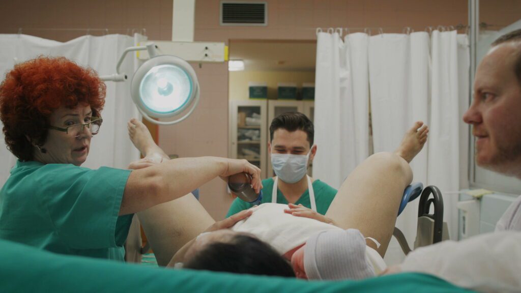 Ніхто нічого не пояснював, ніби мене й не було. Як порушуються права жінок під час пологів