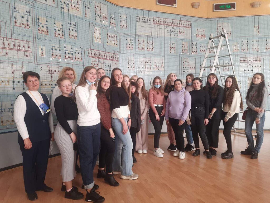 «Не бійтеся вчитися та починати, адже лише так ви зможете втілити свої ідеї». Як минув Національний день дівчат у технологіях