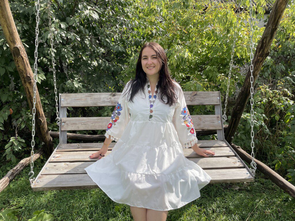 «Бог вам суддя - носити у селі блискучу курточку». П’ять історій блогерок, які живуть у селах