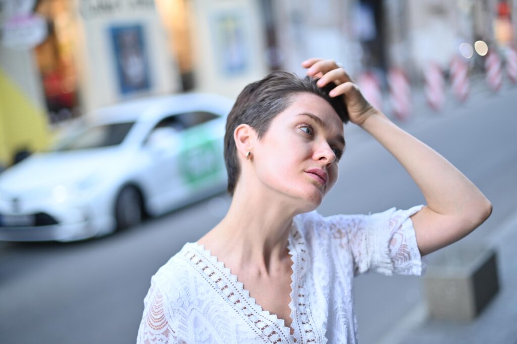 Безсоромний досвід: Чим сиве волосся підкорює жінок? 