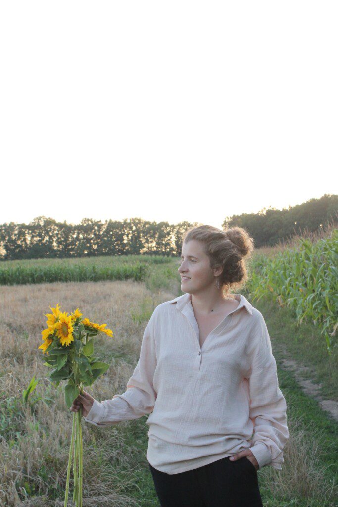 «Бог вам суддя - носити у селі блискучу курточку». П’ять історій блогерок, які живуть у селах