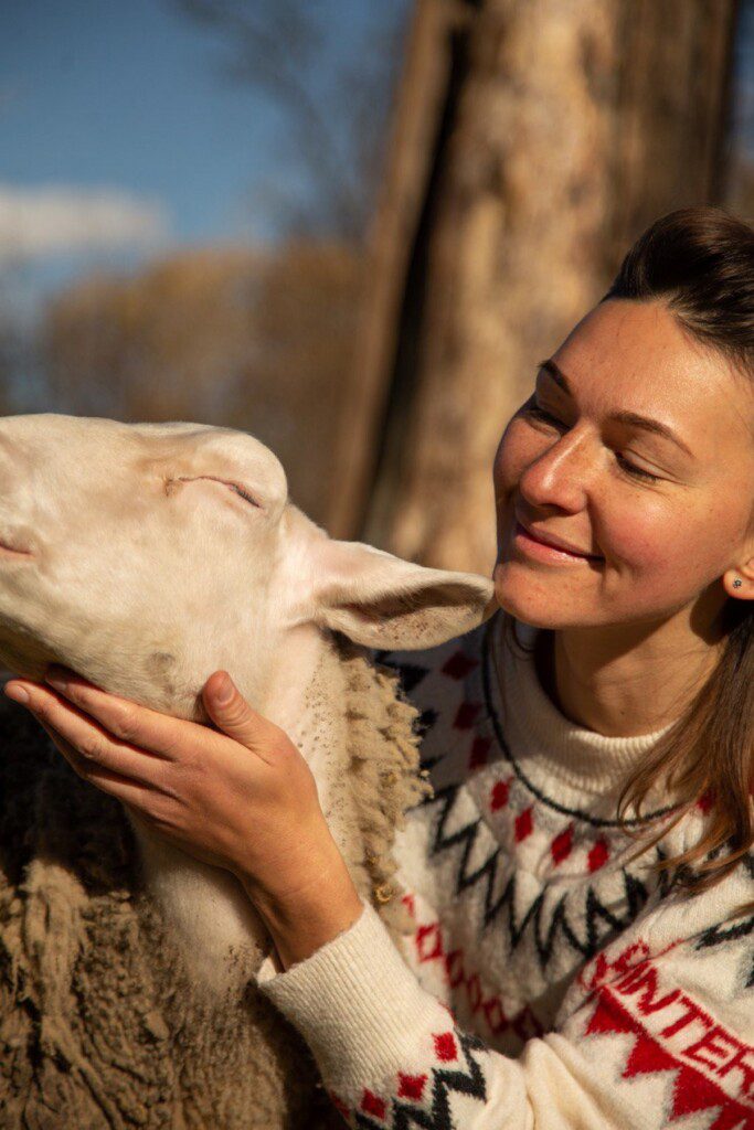 «Бог вам суддя - носити у селі блискучу курточку». П’ять історій блогерок, які живуть у селах