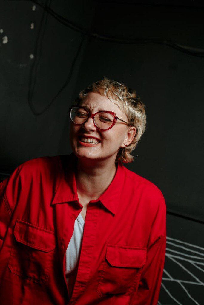 «Ти така смішна, тобі треба у стендап». Історії українських комікес