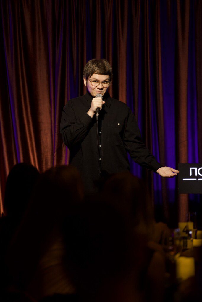 «Ти така смішна, тобі треба у стендап». Історії українських комікес