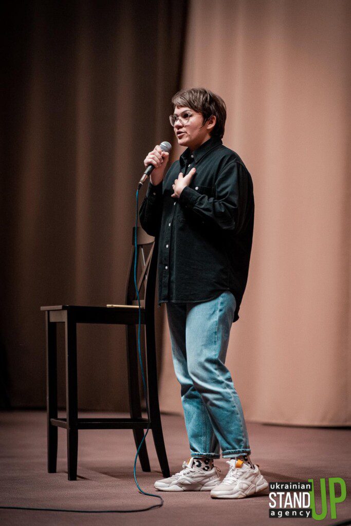 «Ти така смішна, тобі треба у стендап». Історії українських комікес