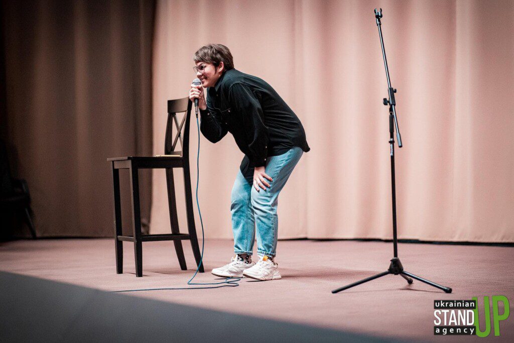 «Ти така смішна, тобі треба у стендап». Історії українських комікес