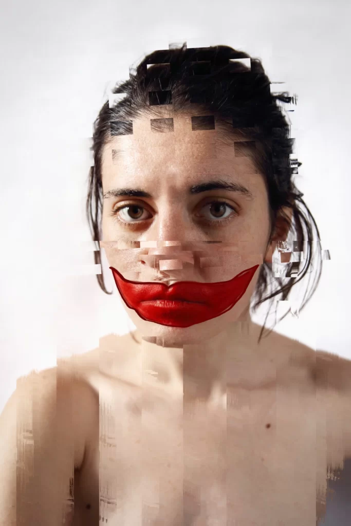 Щодня хтось завмирає від того, як ключ повертається у дверях. Проєкт «16 історій жінок»