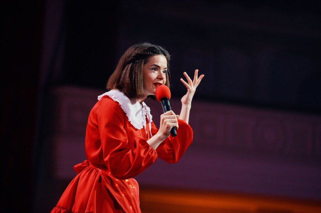 «Ти така смішна, тобі треба у стендап». Історії українських комікес